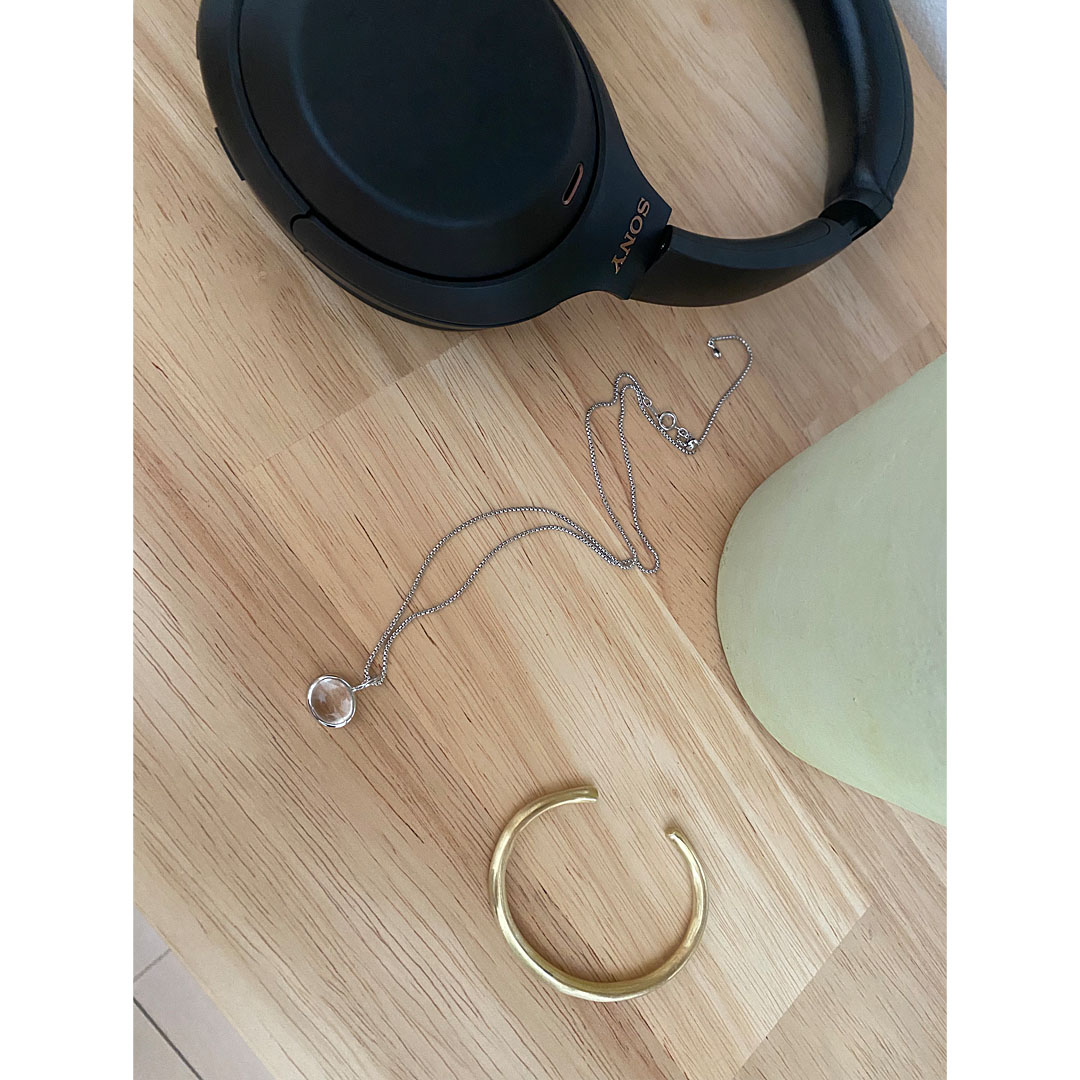 水晶のネックレスとバングル