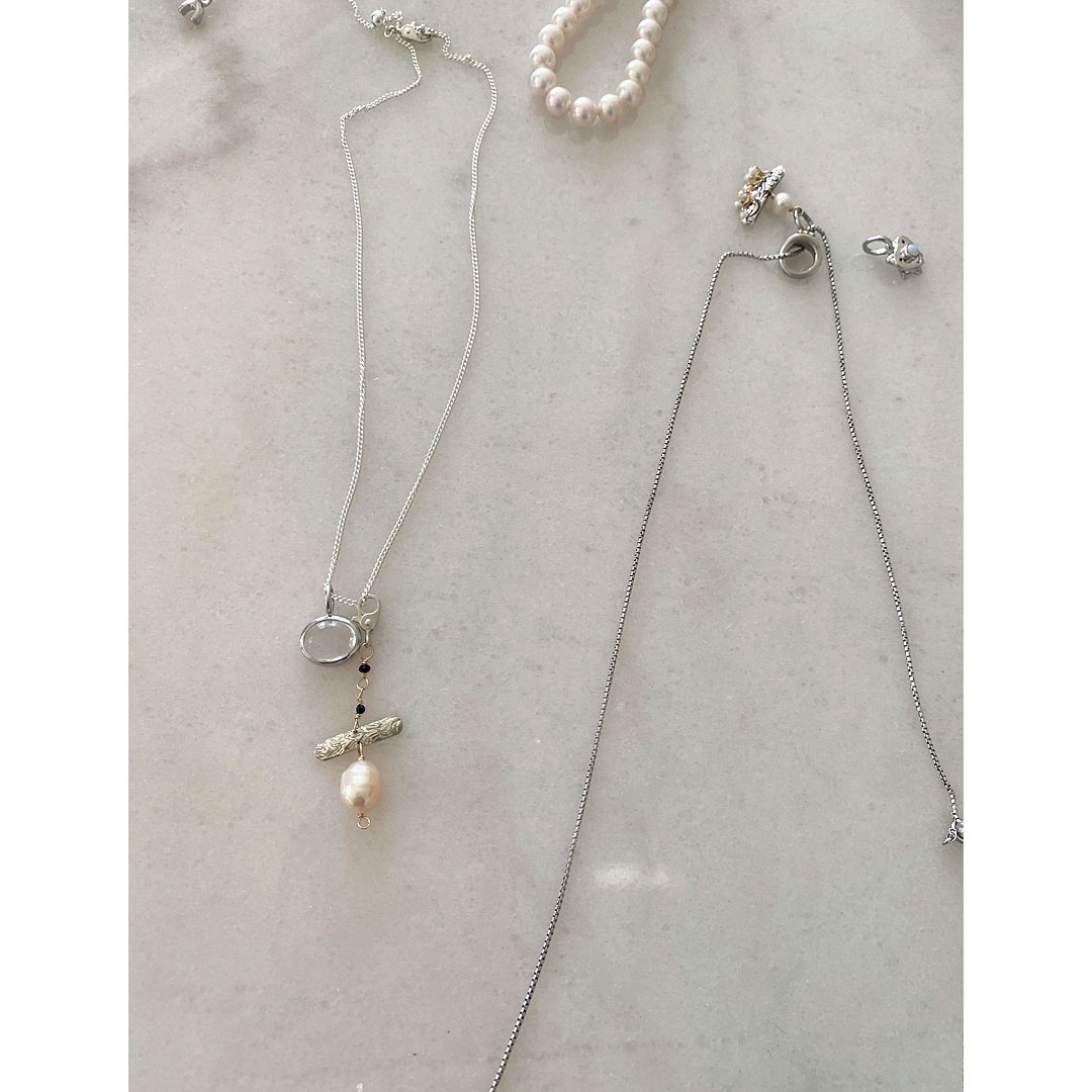 シルバーのペンダントトップとネックレス