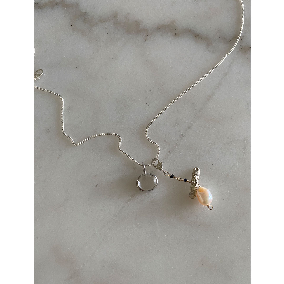 水晶のペンダントトップとシルバーネックレス