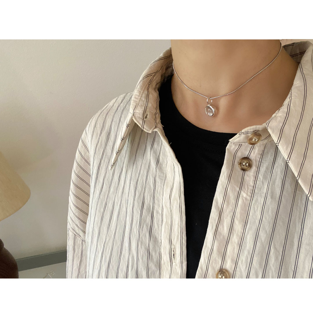 水晶のペンダントを身につけた女性