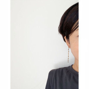 figタイガーアイロングピアス装着画像　stay grounded 足元に戻る　K14GF