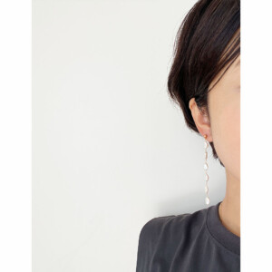 fig淡水パールのロングピアス装着画像 quiet ripple 静かなさざなみ　