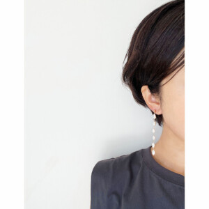fig淡水パールのロングピアス装着画像 quiet ripple 静かなさざなみ　