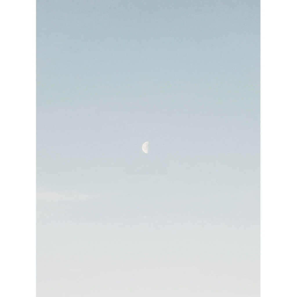 淡い空に浮かぶ月 静けさを感じるミニマルな風景 good mood journal fig