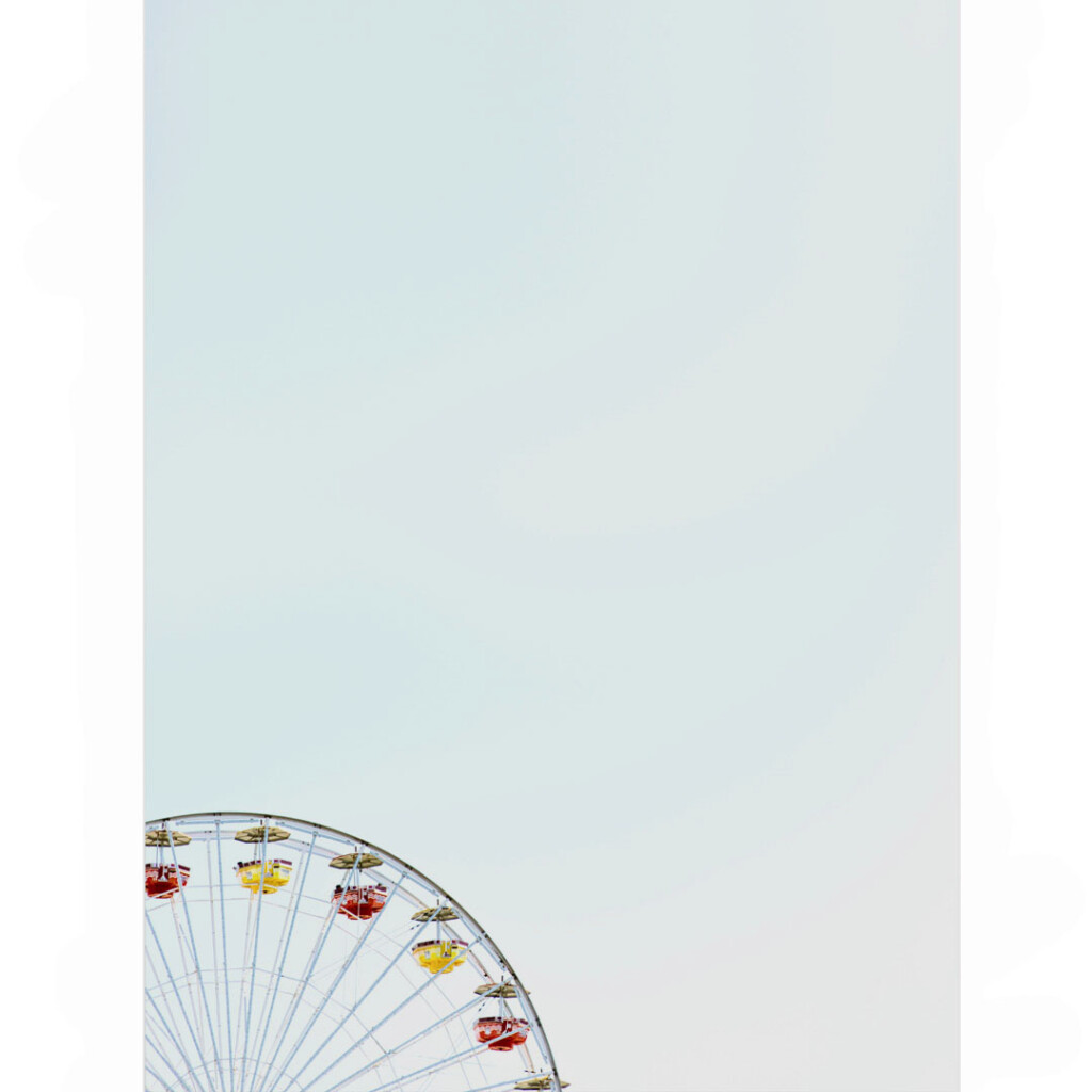 青空に浮かぶ観覧車の一部 静かな余白のある風景 good mood journal fig