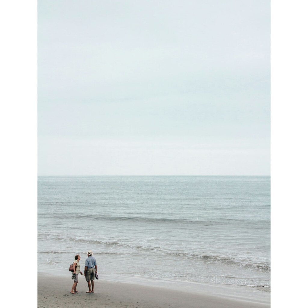 海を前に立つ二人の後ろ姿と広がる静かでマインドフルな海の風景　fig