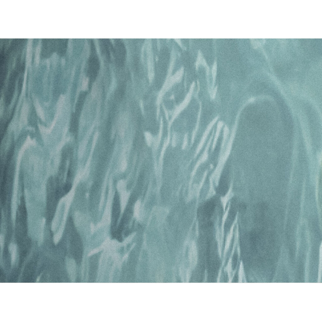 光が揺れる水面の模様と青くにじむ水の動きの風景　good mood journal fig