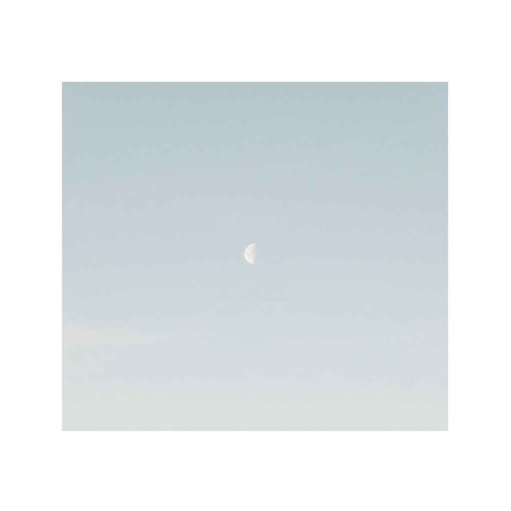 淡い空に浮かぶ白い月と静かな空の広がりの風景　good mood journal fig