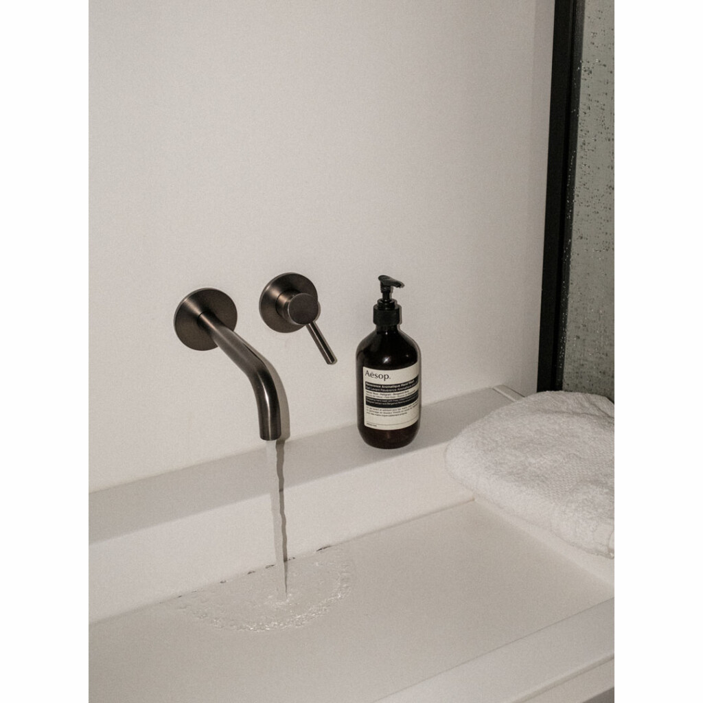 洗面台と水の流れとAesopのハンドソープ 静かな朝の時間 good mood journal fig