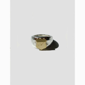 ゴールドとシルバーで作ったイニシャル刻印が出来てペンダントトップにもなる男の子用ベビーリング。