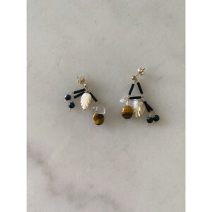 マザーオブパール、タイガーアイ、オニキス、水晶などの天然石を使ったピアス