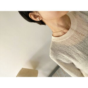 天然石パイライトのネックレスを身につけた女性