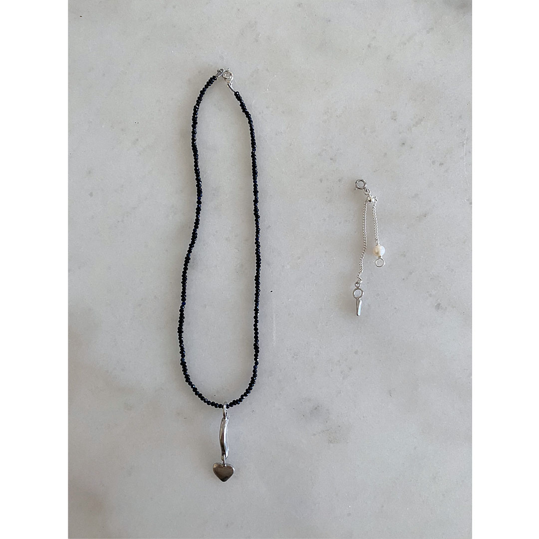 fig|ブラックスピネルのネックレス