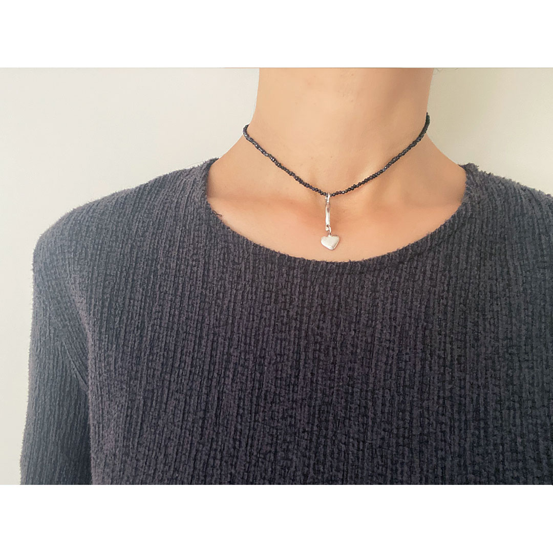 fig|ブラックスピネルのネックレスを身につけた女性