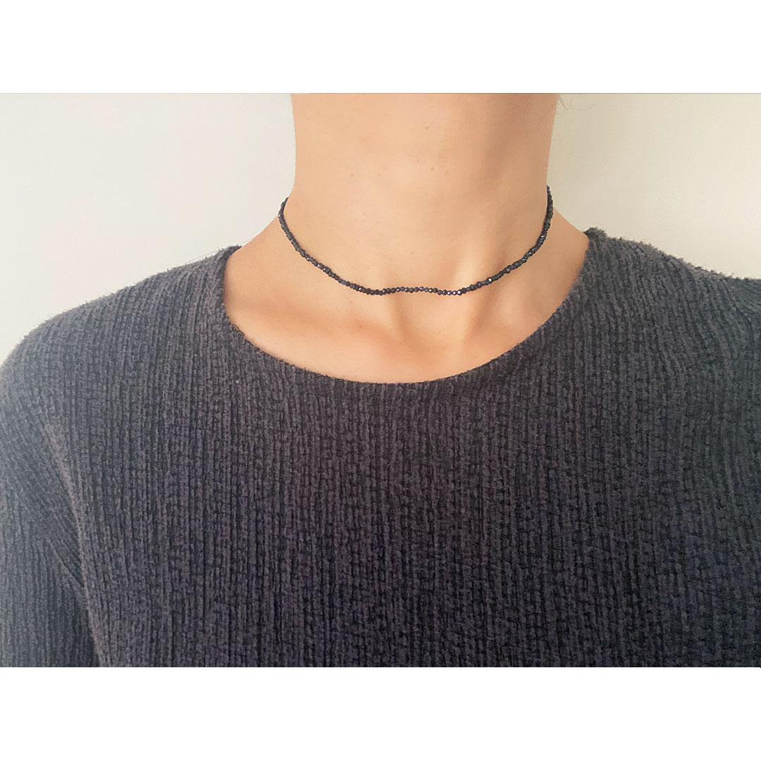 fig|ブラックスピネルのネックレスを身につけた女性