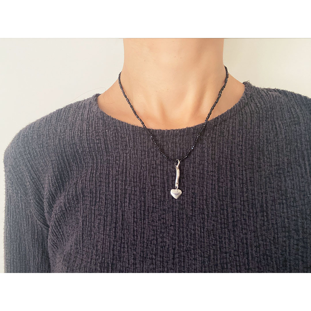 fig|ブラックスピネルのネックレスを身につけた女性