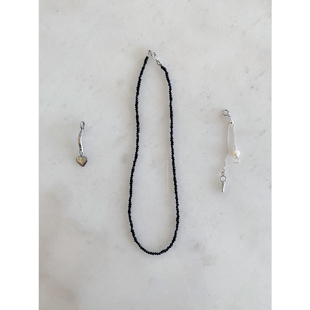 fig|ブラックスピネルのネックレス