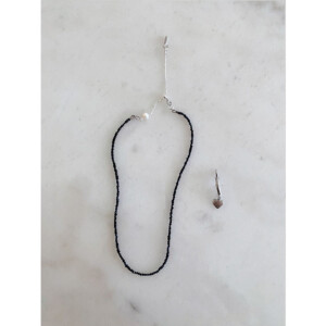 fig|ブラックスピネルのネックレス