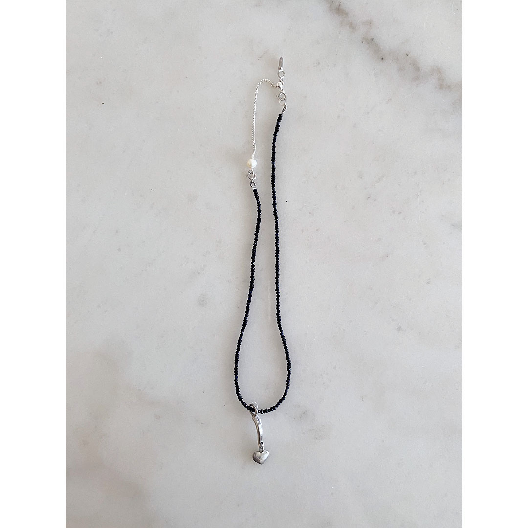 fig|ブラックスピネルのネックレス