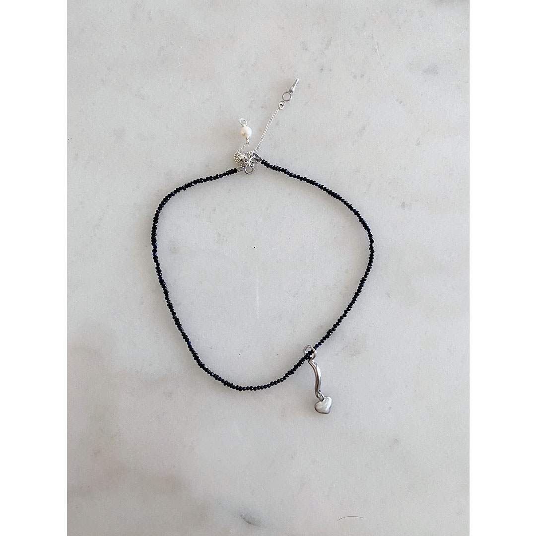 fig|ブラックスピネルのネックレス