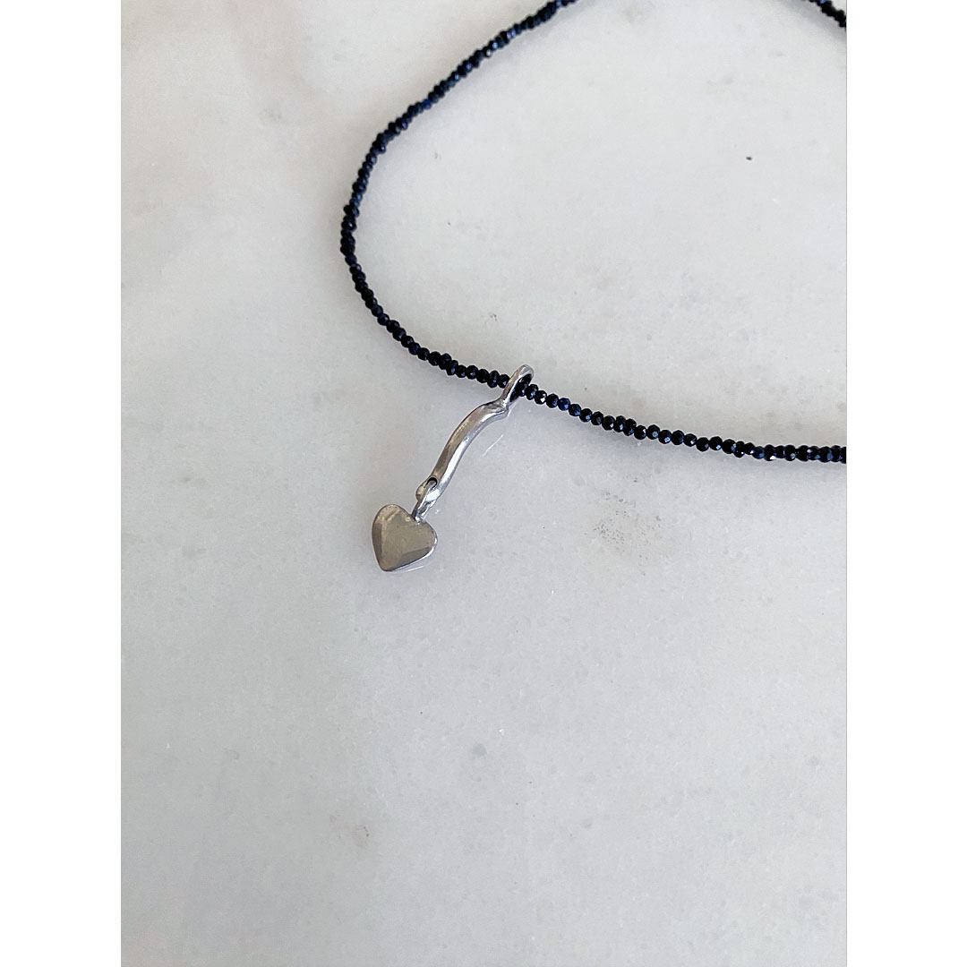 fig|ブラックスピネルのネックレス