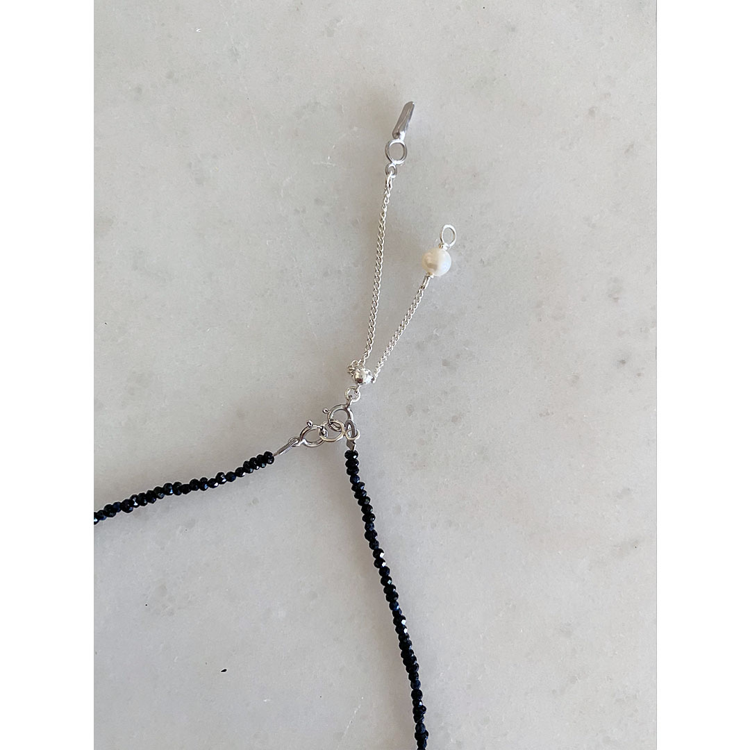 fig|ブラックスピネルのネックレス