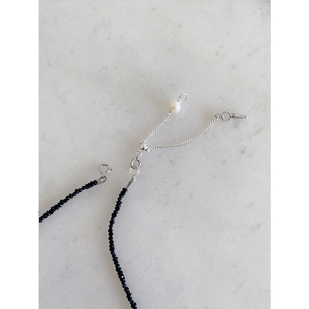 fig|ブラックスピネルのネックレス