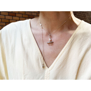 fig|パールとシルバーのネックレスを身につけた女性