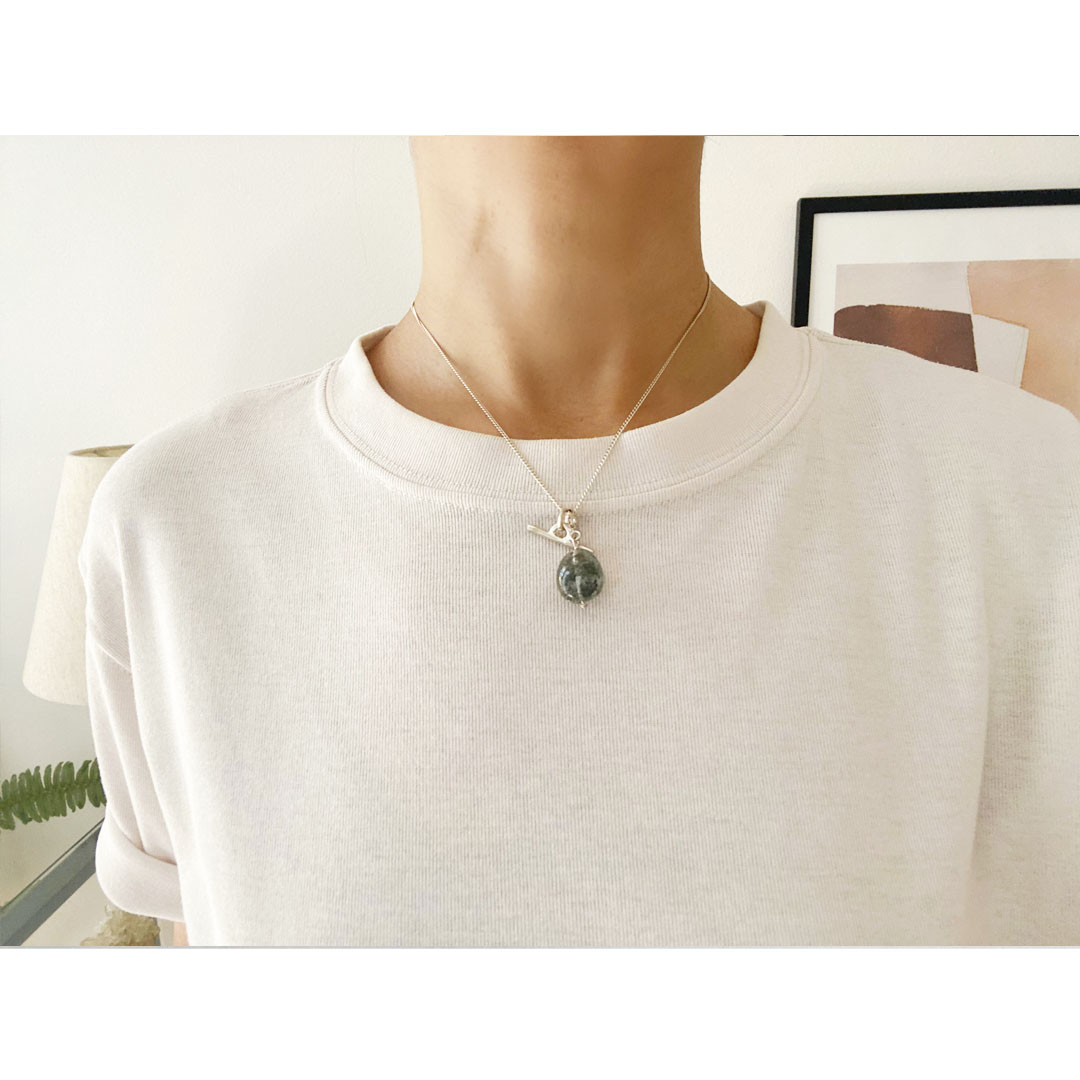 fig|ガーデンクオーツとシルバーのネックレスを身につけた女性