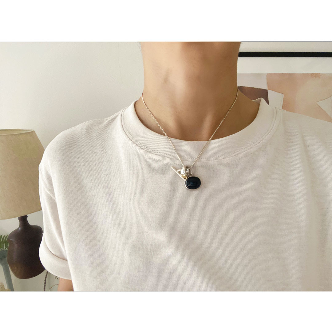 fig|モリオンとシルバーのネックレスを身につけた女性