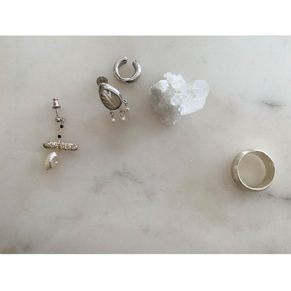 fig|片耳ピアスとシルバーのイヤーカフ