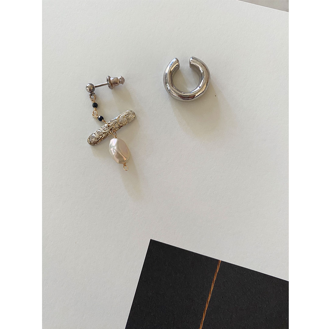 fig|ブラックスピネルとパール、シルバーの片耳ピアスとイヤーカフ