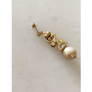 バロックパールとモチーフの片耳ピアス｜fig