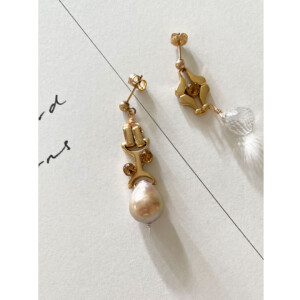 水晶とモチーフの片耳ピアスとパールのピアス｜fig