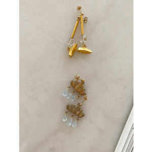 天然石アクアマリンとヴィンテージパーツのピアスとルチルクオーツのピアス｜fig