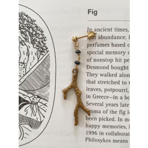 ブラックスピネルとサンゴモチーフのピアス｜fig