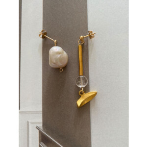 ルチルクオーツとゴールドモチーフのロングピアスとバロックパールのピアス｜fig