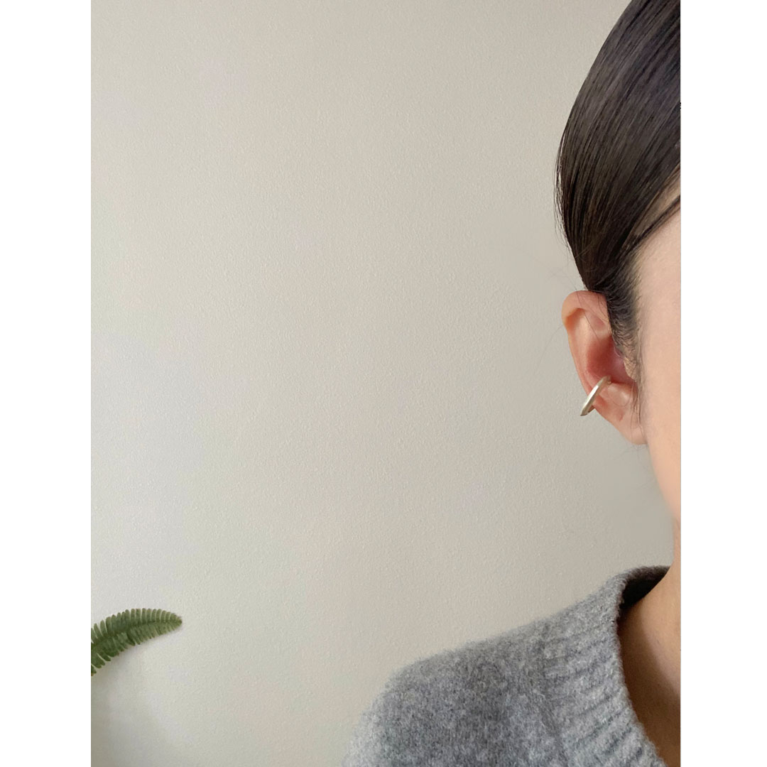 シルバーハートのイヤーカフを身につけた女性