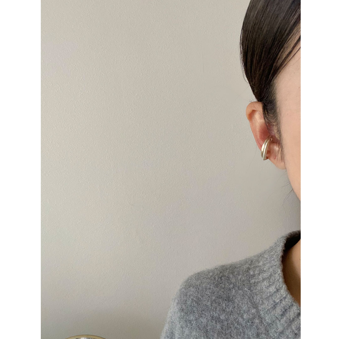 シルバーハートのイヤーカフを身につけた女性