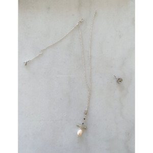 フリーアジャスターのシルバーチェーンネックレスとペンダントトップ