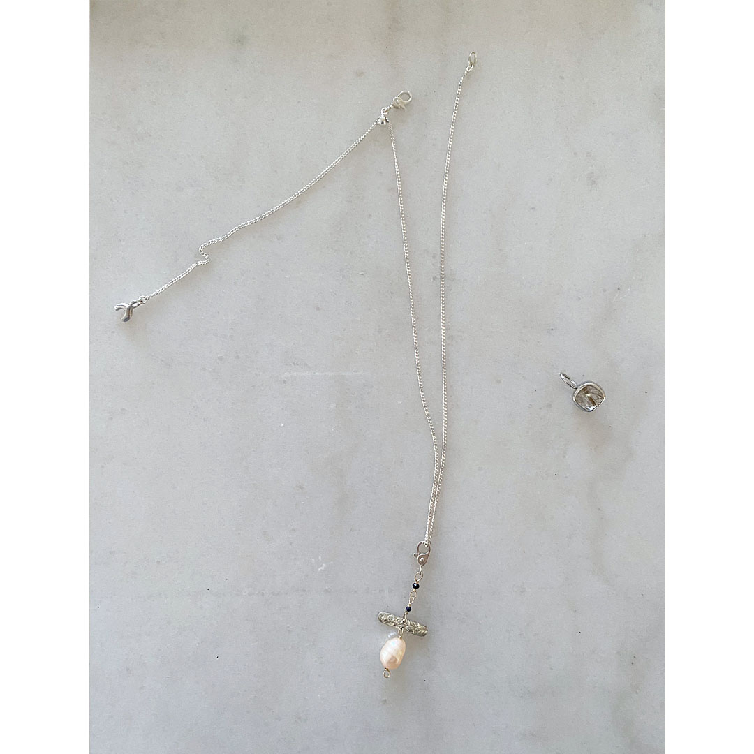 フリーアジャスターのシルバーチェーンネックレスとペンダントトップ