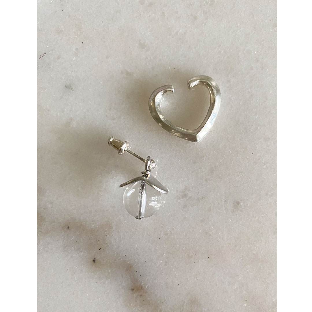 水晶のピアスとハートのイヤーカフ