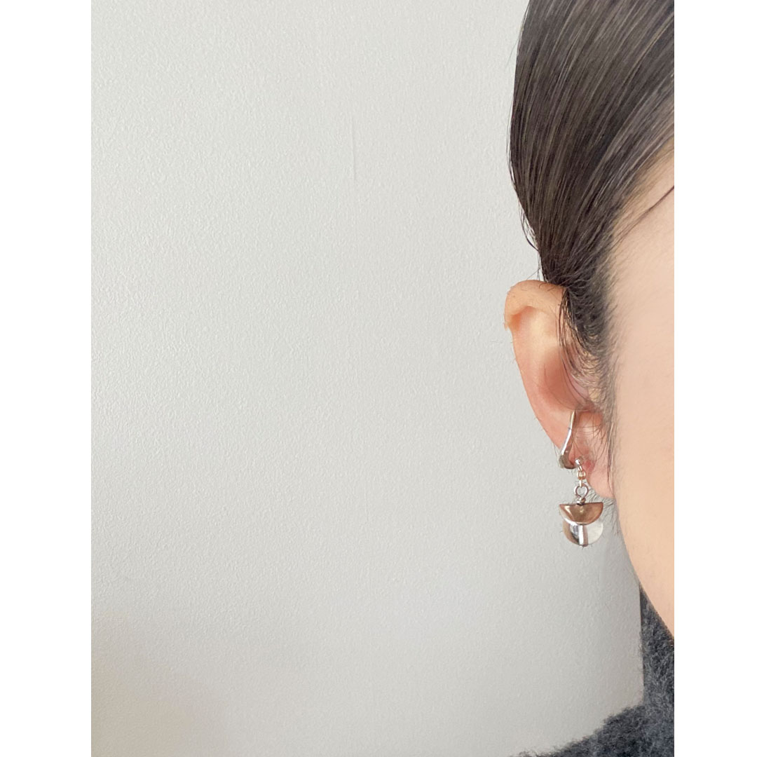 水晶のピアスを身につけた女性