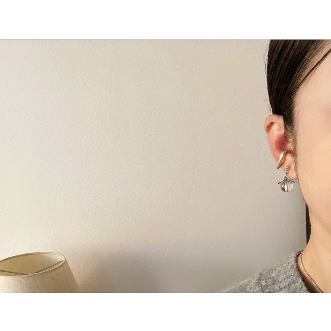 水晶のピアスを身につけた女性