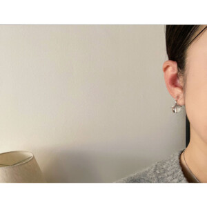水晶のピアスを身につけた女性