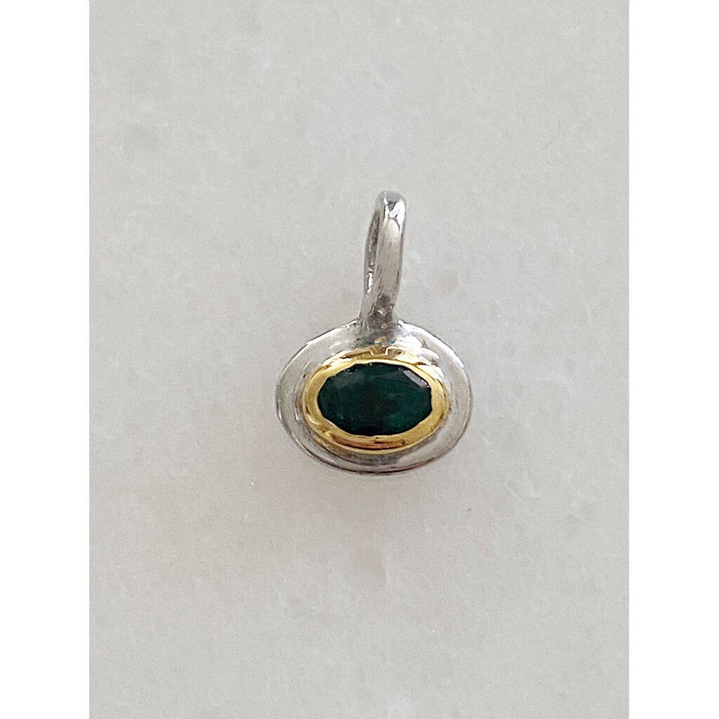 エメラルドのシルバーペンダントトップ