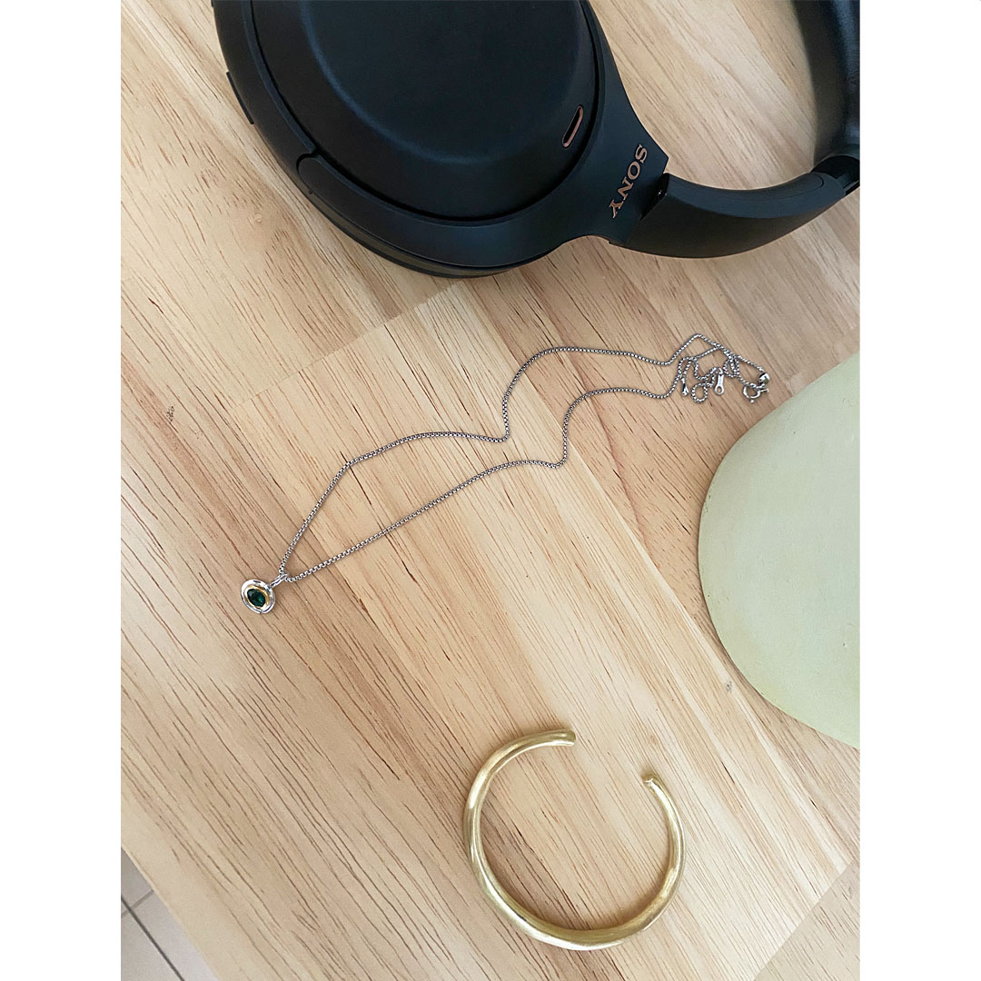 エメラルドのシルバーペンダントトップとネックレス