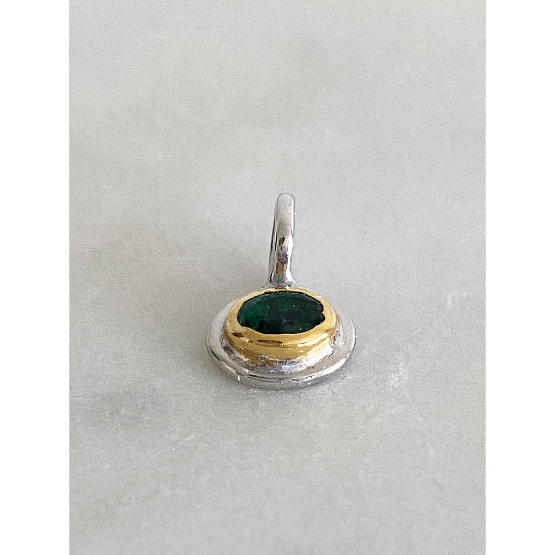 エメラルドのシルバーペンダントトップ