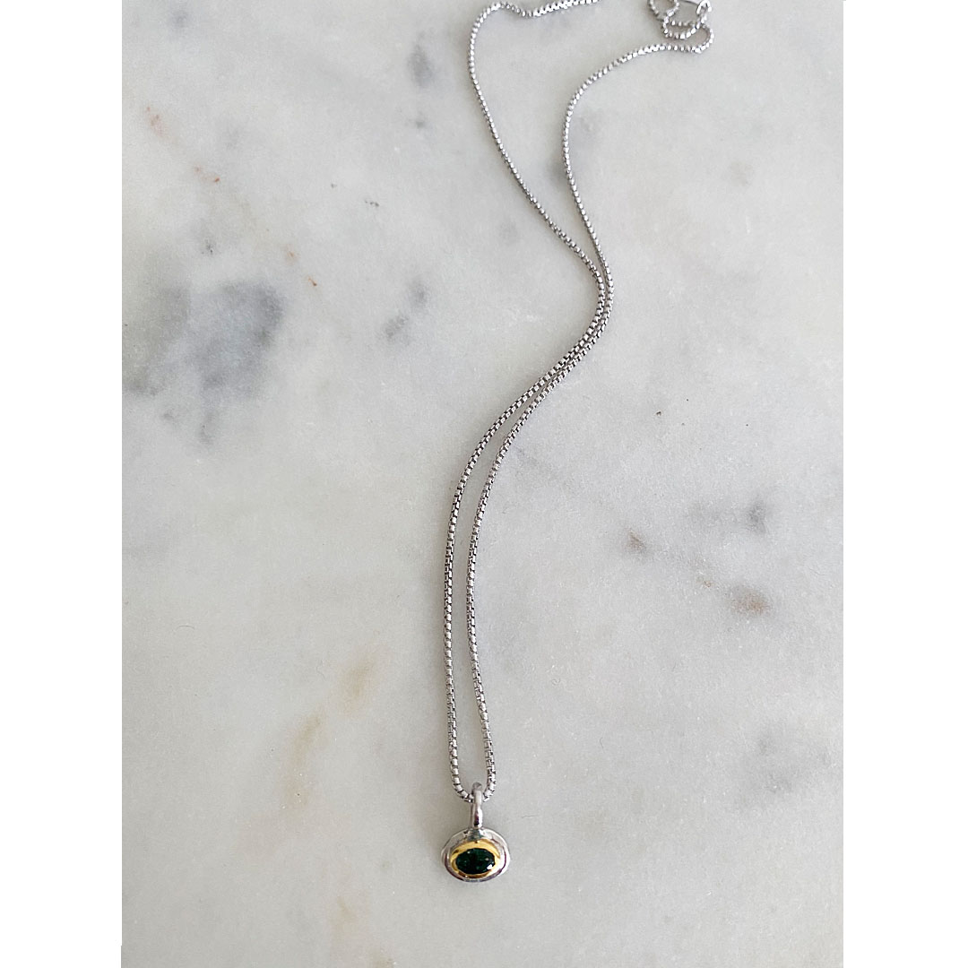 エメラルドのシルバーペンダントトップとネックレス