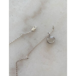 水晶のペンダントップとシルバーチェーン